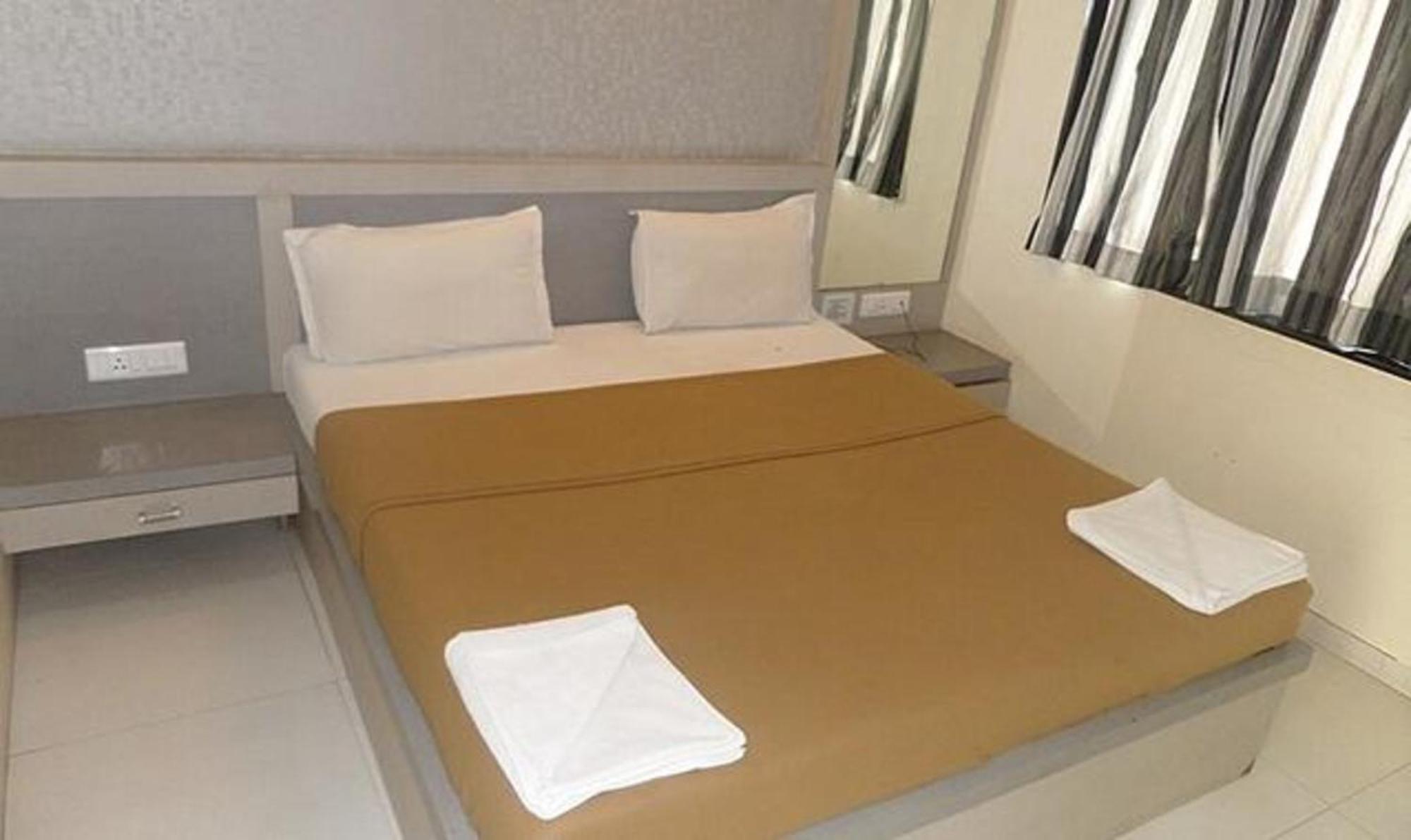 Fabhotel Skylark Inn Нашик Екстериор снимка