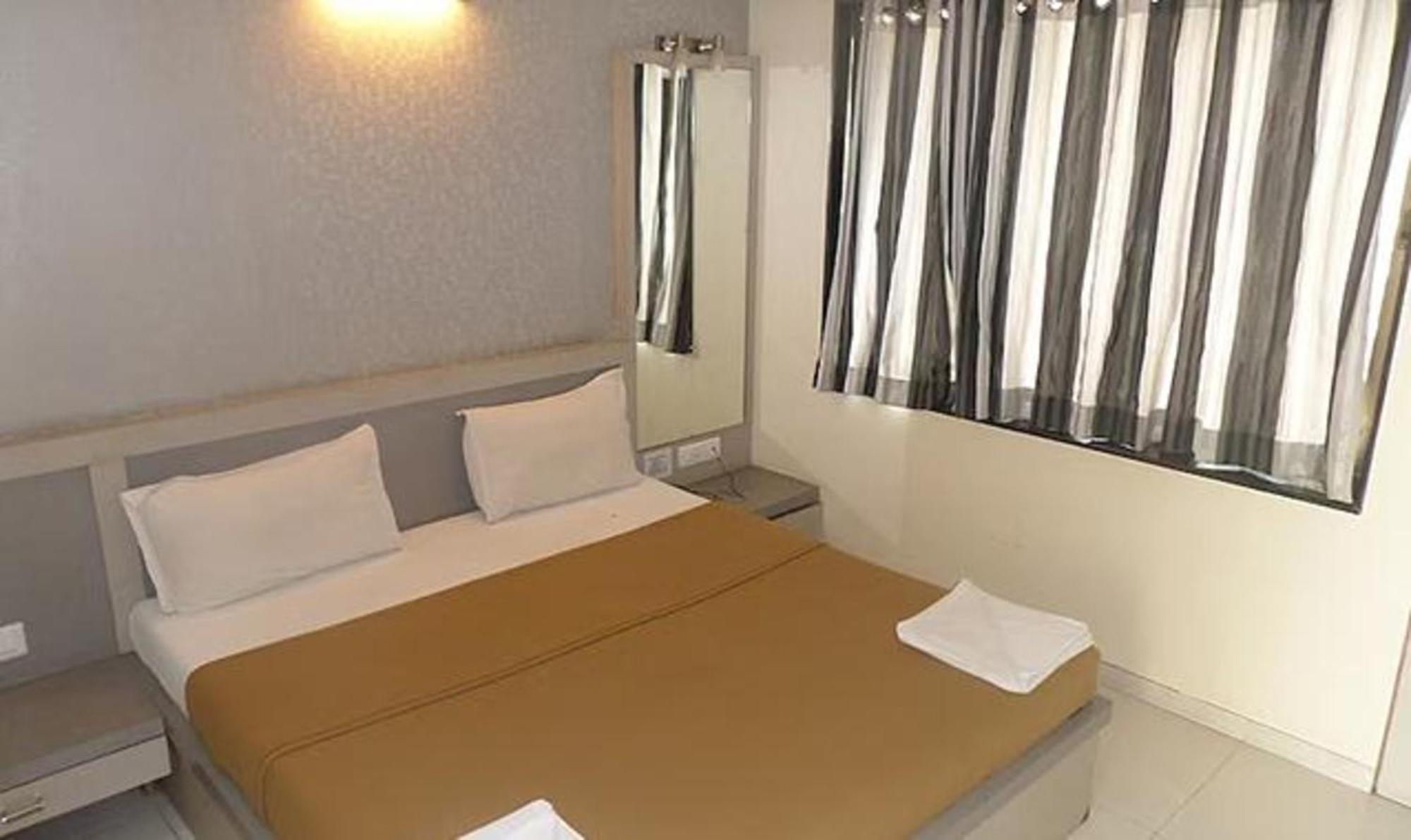 Fabhotel Skylark Inn Нашик Екстериор снимка